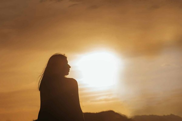 Profitez du coucher de soleil sur la terrasse du restaurant à Biarritz.